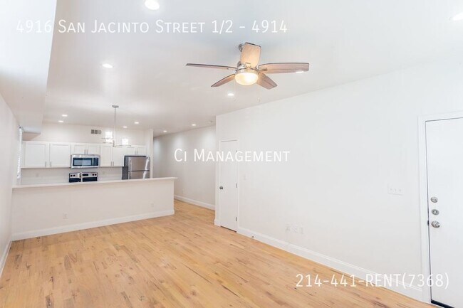 Building Photo - This unit is Huge!! Over a 1000 Square Ft ...