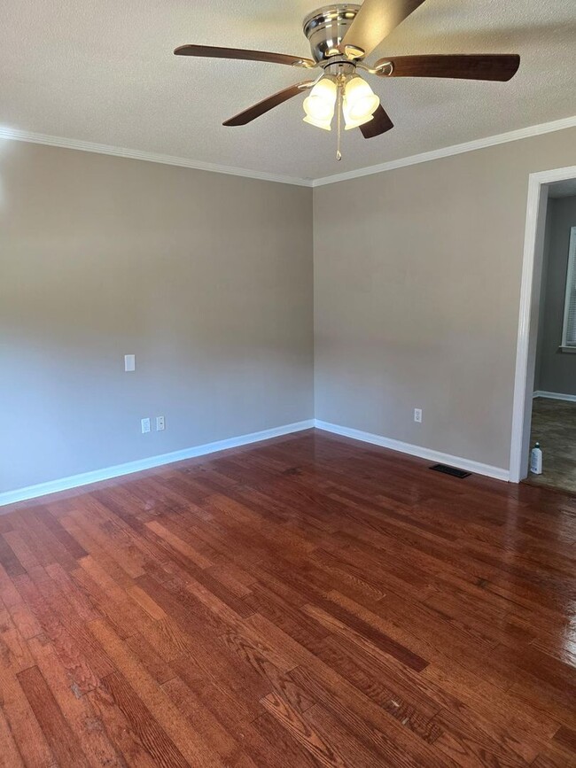 Building Photo - 3 bedroom 2 bath located off of Cherokee i...