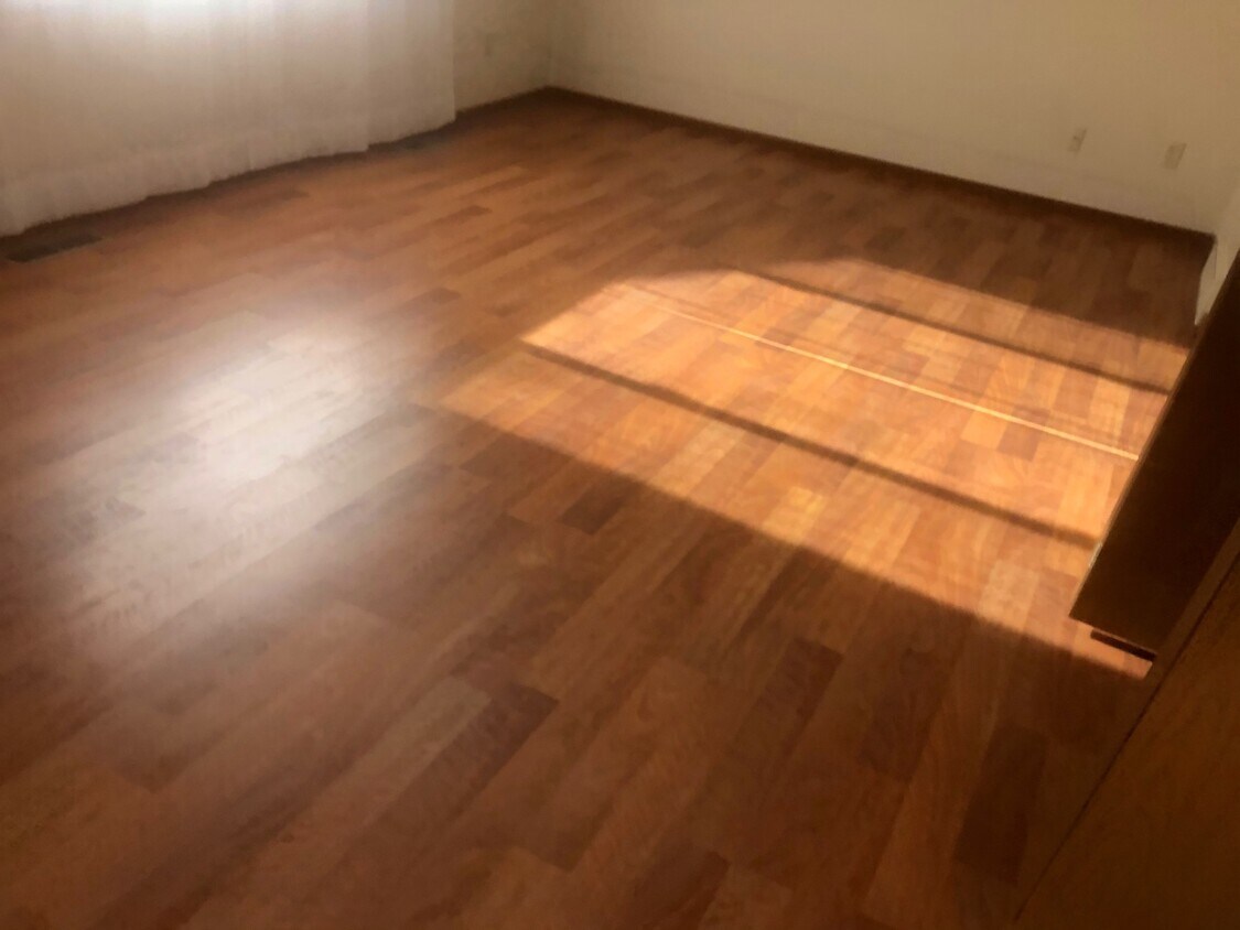 Foto principal - 3 bedroom 1.5 bath Twin Home