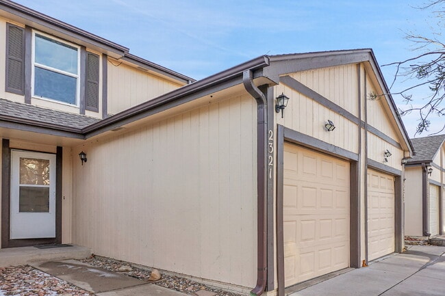 Foto del edificio - $1,745.95 -  2 Bed, 2 Bath Townhome in CO Springs with In Unit Laundry and Attached Garage!