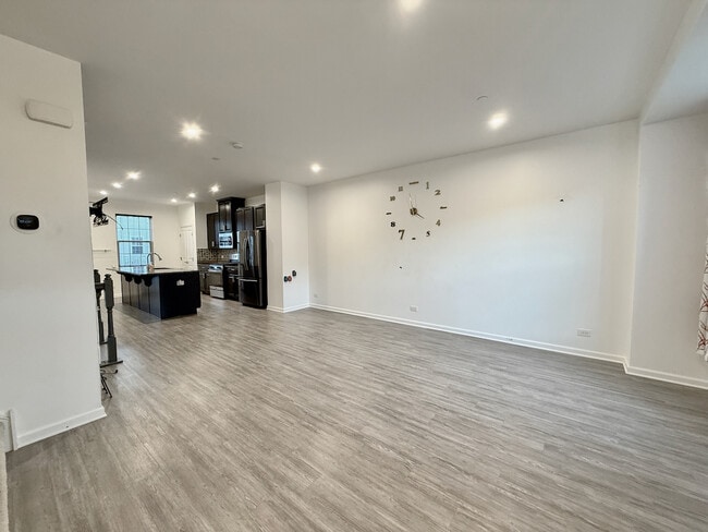 Building Photo - 45 Nicholas Dr W