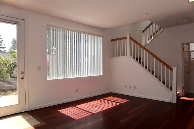 Building Photo - FRESH & BRIGHT 3 BEDROOM GEM IN PRIME LOCA...
