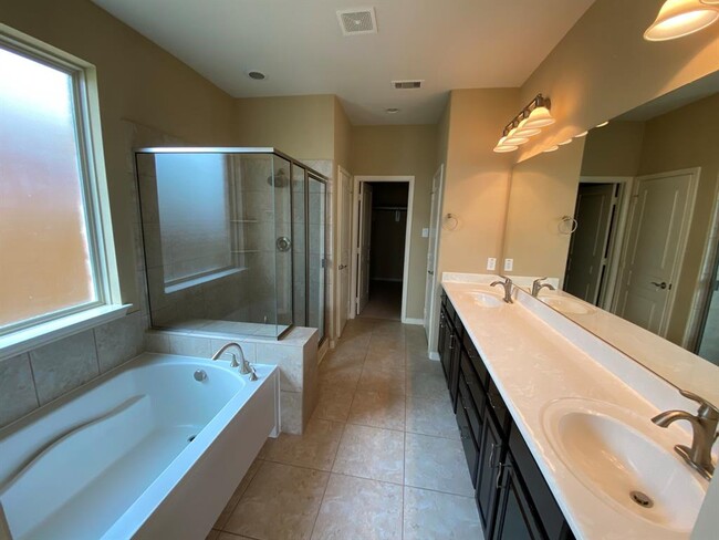 Foto del edificio - 4526 Brant Crossing Dr