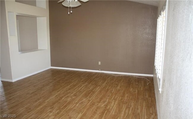 Foto del edificio - 380 E Happy Canyon Rd