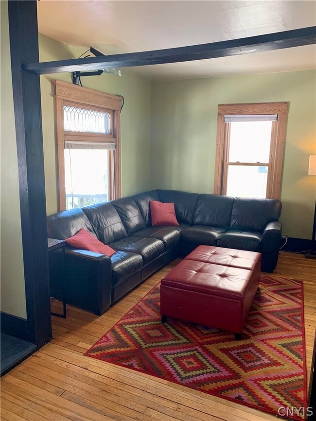 Foto del edificio - 327 Tennyson Ave