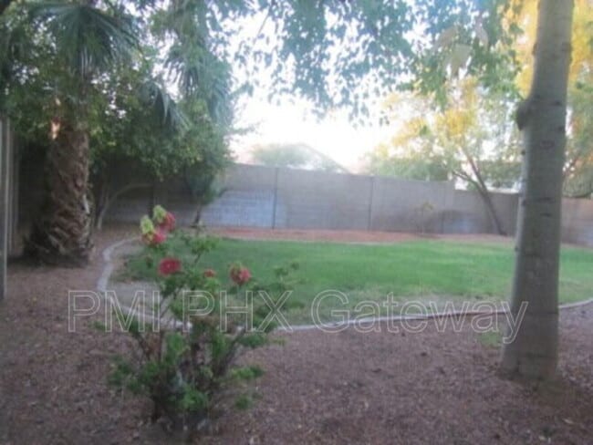 Building Photo - 1331 W Butler Dr