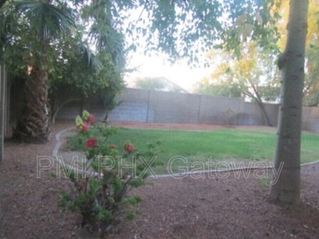 Foto del edificio - 1331 W Butler Dr