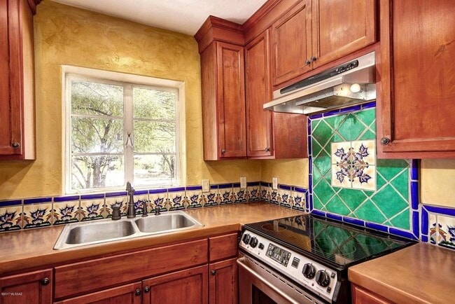 Nicely finished kitchen complete with mexican tile, nice appliances. - 2648 E Drachman St
