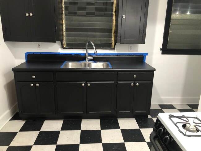 Kitchen - 717 1/2 N Ridgewood Pl