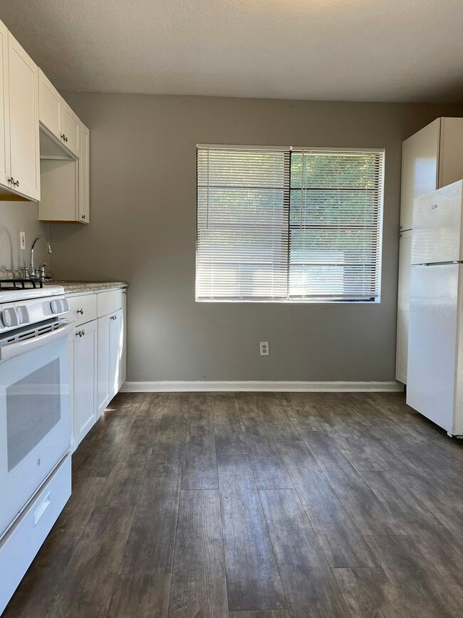 Building Photo - 6916 Bradshaw Dr