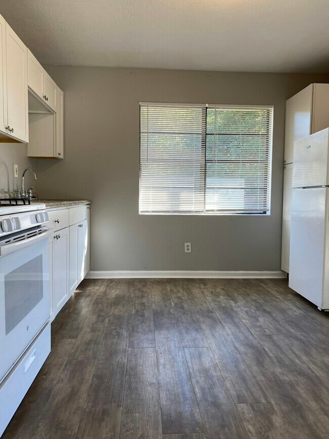 Foto del edificio - 6916 Bradshaw Dr