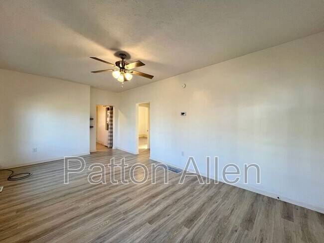 Foto del edificio - 90 Fairfax Ave