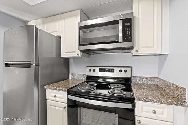 Building Photo - 6646 La Mirada Dr E