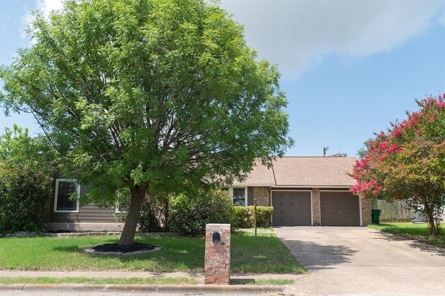 Building Photo - 1013 Ramble Creek Dr