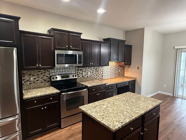 Foto del edificio - 5 bedroom, 4 bath House