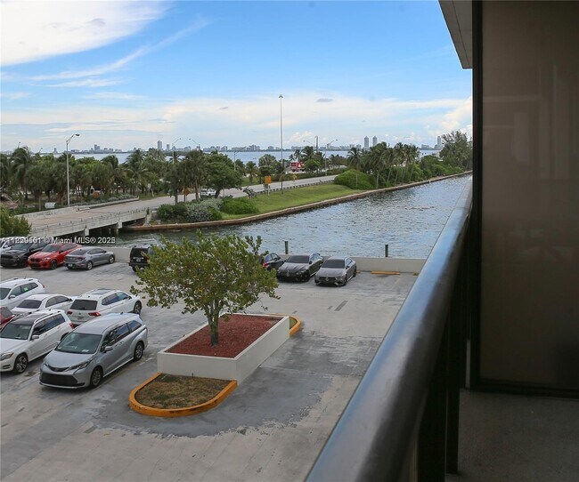Foto del edificio - 600 NE 36th St