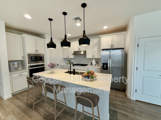 Building Photo - 2034 W Lariat Ln