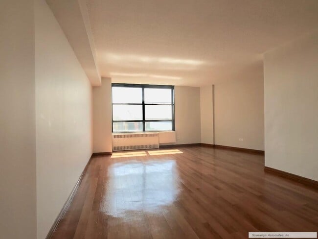 Building Photo - 3333 Broadway