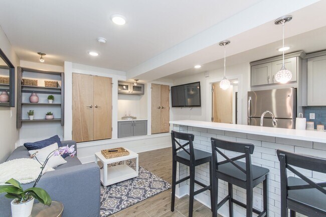 Foto del edificio - Hip 1 Bed/2Bath w/ Den; Gorgeous exterior and spacious interior features in Chestnut Hill!