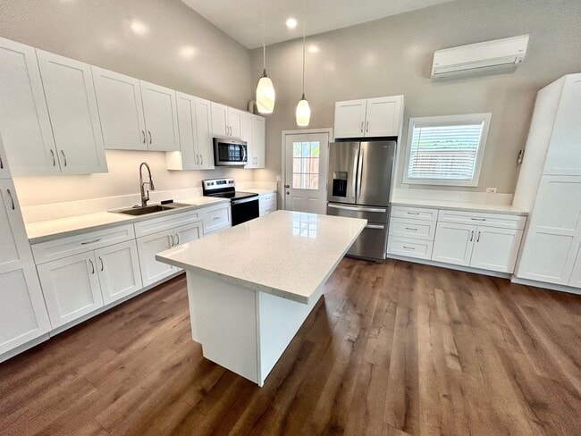 Building Photo - 87-228-228 Holomalia Pl