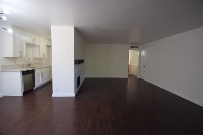 Building Photo - 15128 Burbank Blvd