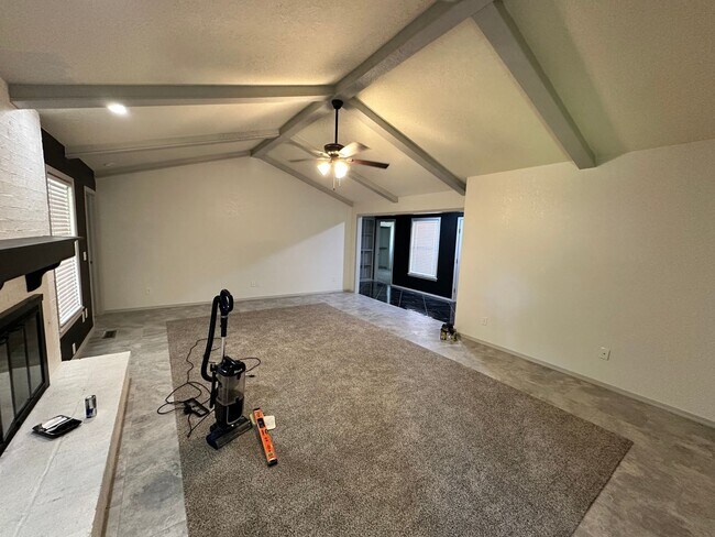 Building Photo - Fully Remodeled 3bed/2bath Available in We...