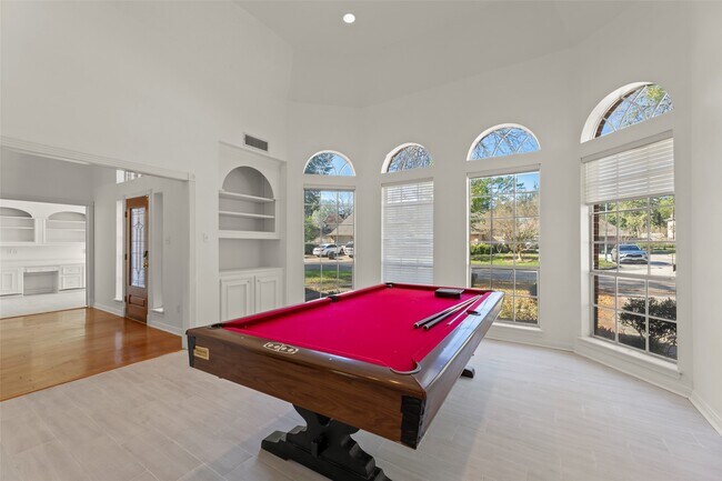 Foto del edificio - 15510 Misty Hollow Dr