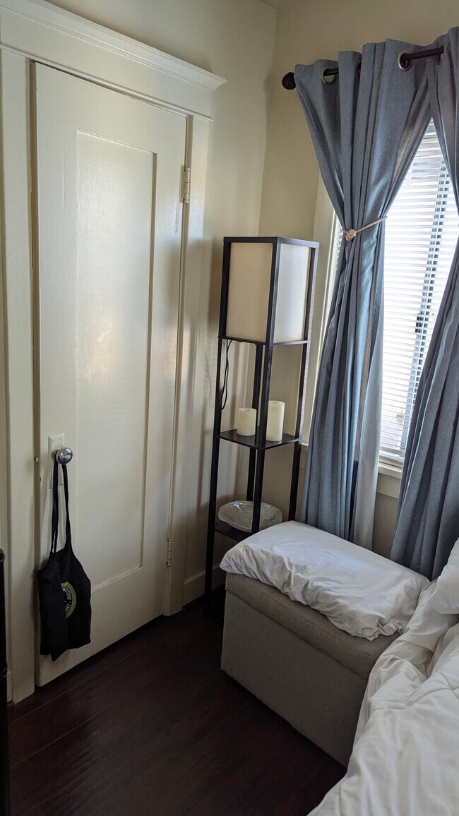 Foto del edificio - 5164 Rockland Ave
