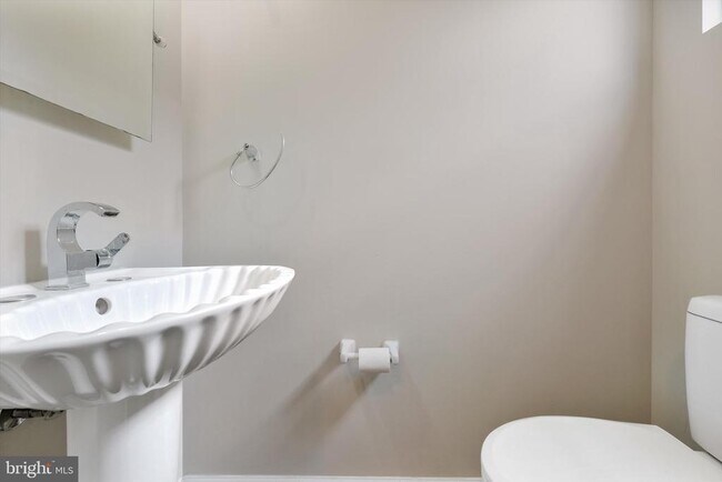 Foto del edificio - 418 Blossom Ln