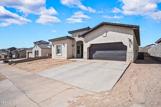Building Photo - 869 Eastwell Dr