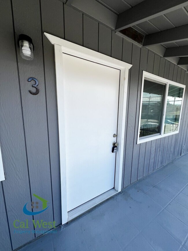 Foto del edificio - $2695 Remodeled 2 Bed/1 Bath Upstairs Unit