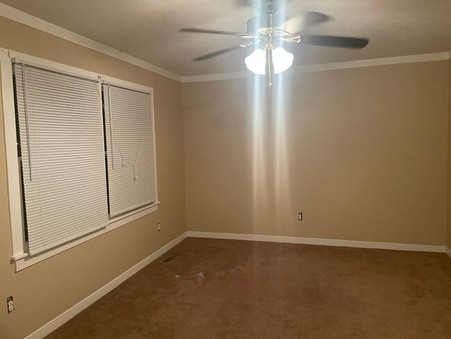 Building Photo - Two bedroom Duplex in the Blackman Area