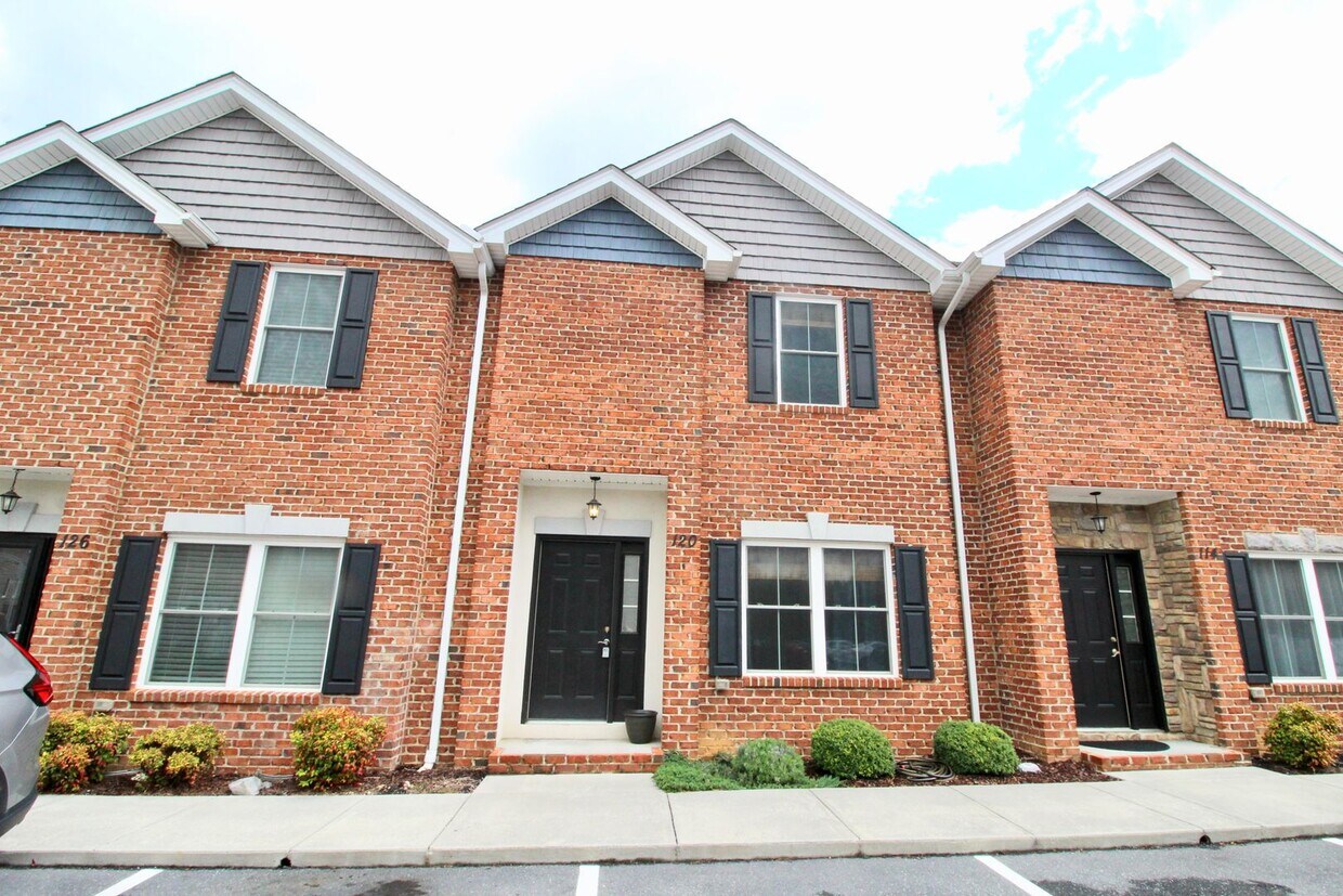 Primary Photo - 3 bedroom townhome for rent! - 120 Cedar P...