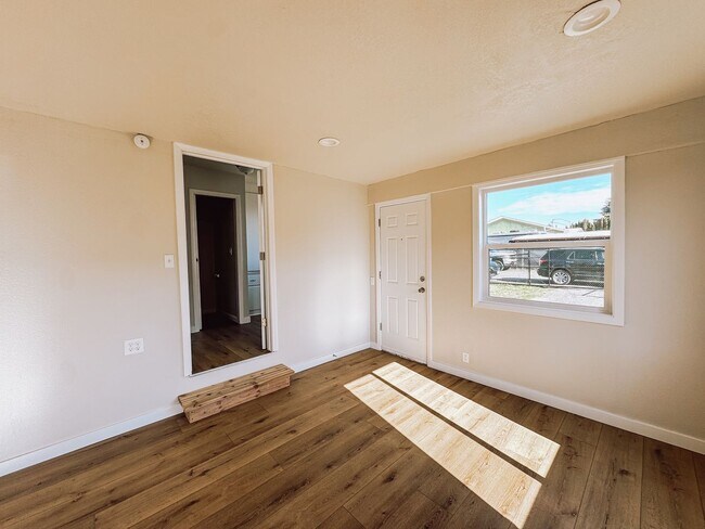 Foto del edificio - Newer Remodeled 2 Bed, 1.5 Bath – Private & Tucked Away Gem