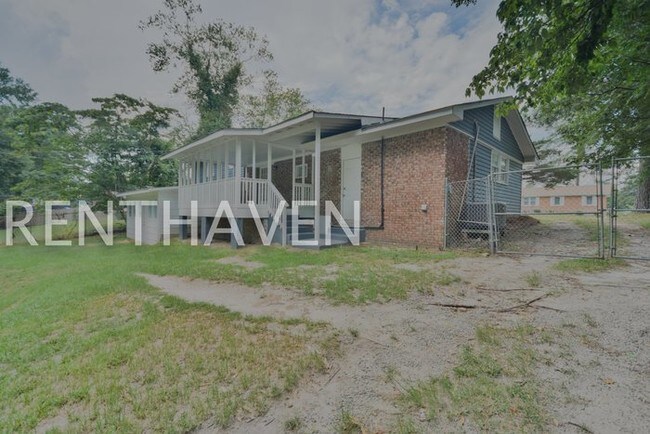 Building Photo - Gorgeous Tri-Level Home with Huge Back Yard!