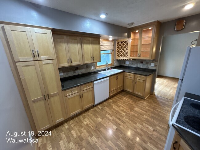 Building Photo - 9431 W Marion St