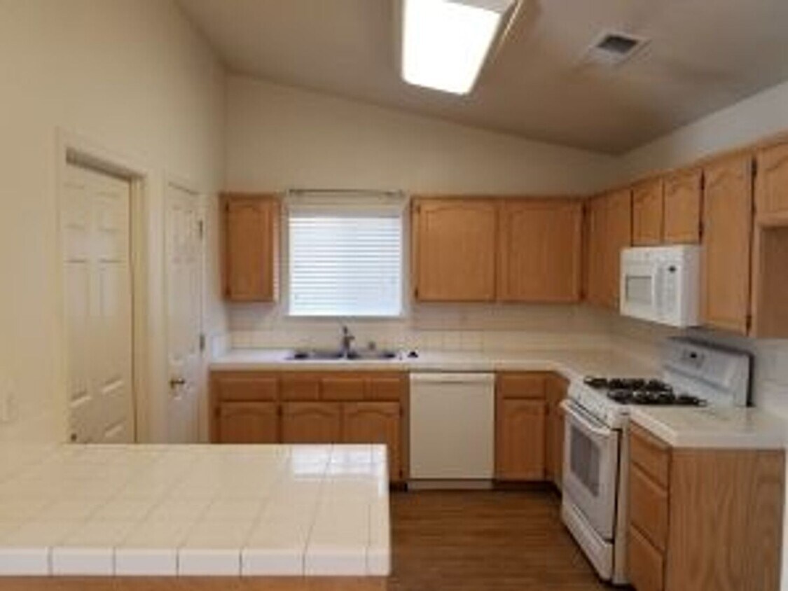 Foto del edificio - Kingsburg For Rent
