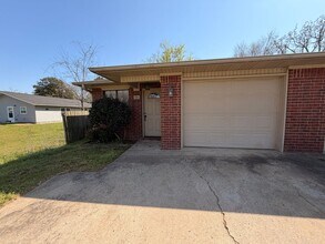 Building Photo - 301 W 16th Ct