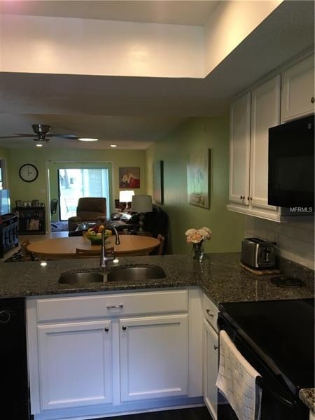 Foto del edificio - 13250 Ridge Rd
