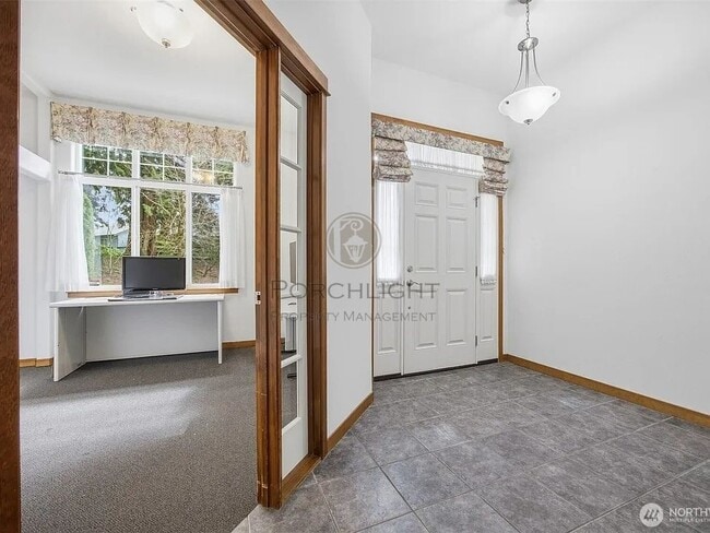 Building Photo - 237 Creekview Crest