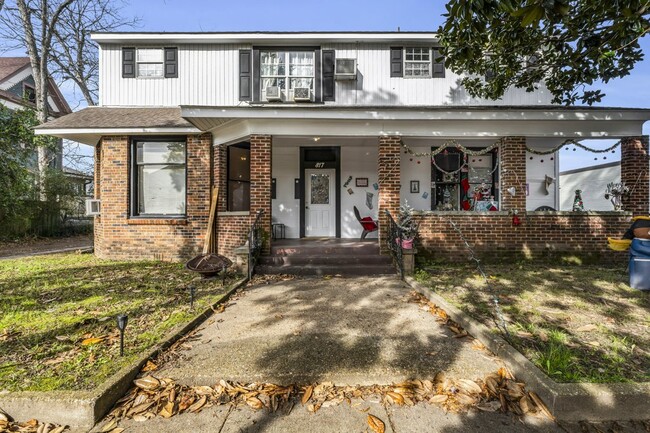 Building Photo - 817 College St