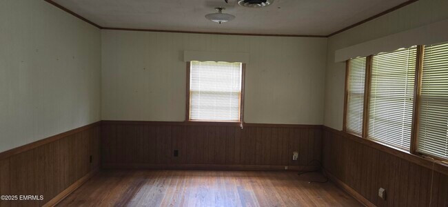 Building Photo - 302 River Rd