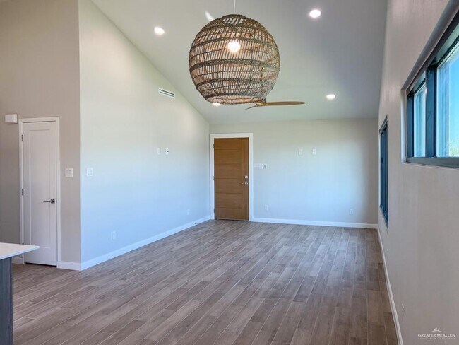Building Photo - 1404 E Iris Ave