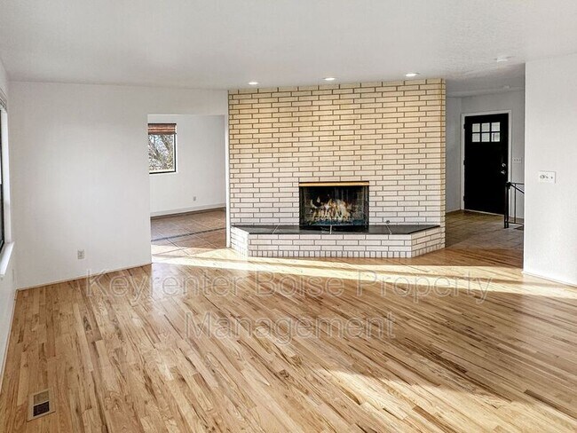 Foto del edificio - 6070 W Hill Rd