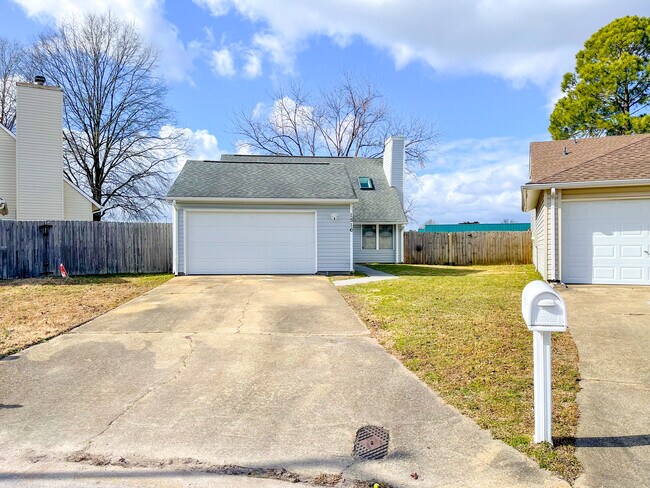 Building Photo - 1516 Newport Cir