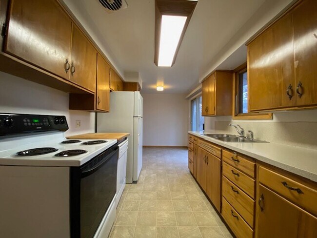 Foto del edificio - Central Valley Bungalow 3BR/1BA - Large Fe...