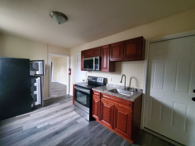 Building Photo - 347 N 7th St