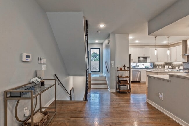 Building Photo - Stylish 2BR/2.5BA Townhome in Prime East Dallas – Attached Garage, Unbeatable Location