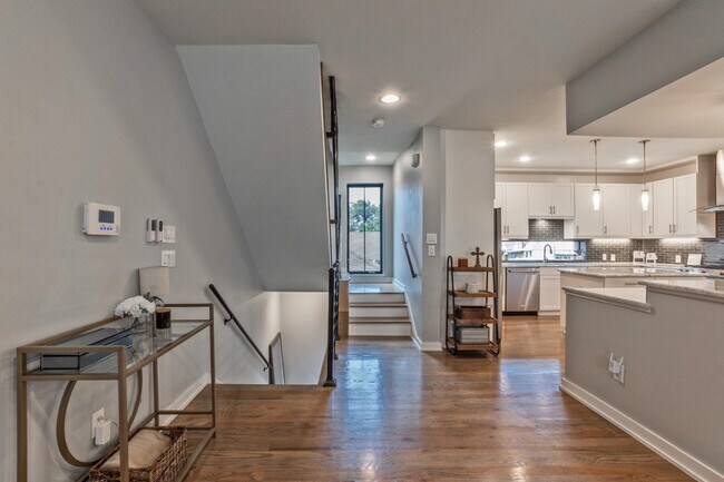 Foto del edificio - Stylish 2BR/2.5BA Townhome in Prime East Dallas – Attached Garage, Unbeatable Location