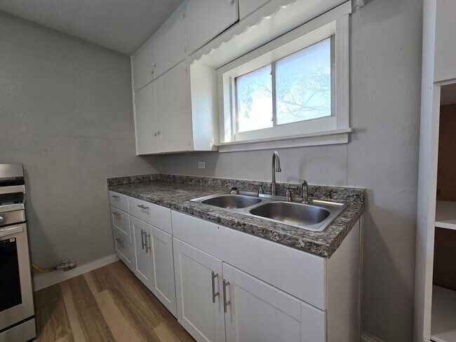 Building Photo - 210 W Vardeman Ave